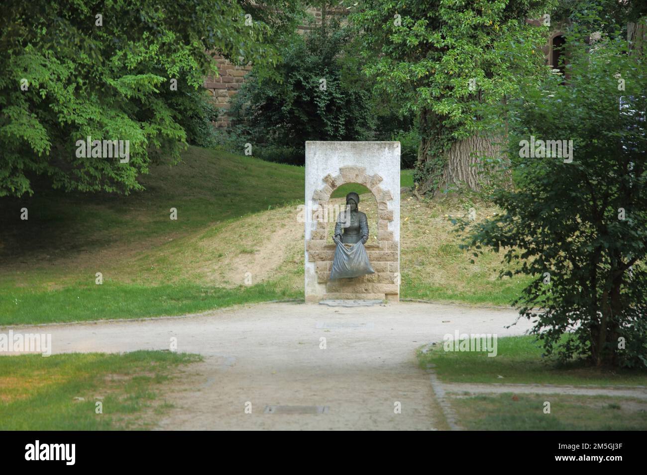 Frau Holle Park con monumento ai fratelli Grimm Fairy Tales, Fratelli Grimm, Fairy tale carattere, Hessisch Lichtenau, Hesse, Germania Foto Stock