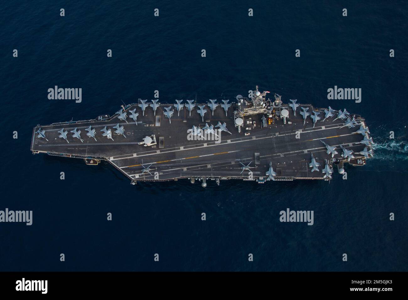 220317-N-DH793-1471 IONIAN SEA (17 marzo 2022) la portaerei di classe Nimitz USS Harry S. Truman (CVN 75) transita nel Mar Ionio, 17 marzo 2022. Il gruppo Harry S. Truman Carrier Strike Group è in fase di implementazione pianificata negli Stati Uniti Sesta area di attività Fleet a sostegno degli interessi degli Stati Uniti, alleati e partner in Europa e Africa. Foto Stock