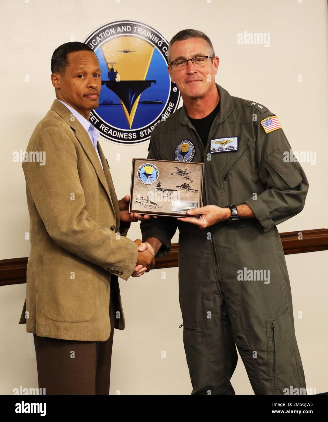 220317-N-N0443-0006 PENSACOLA, FLA. (17 marzo 2022) Pete Garvin, comandante dell'Educazione Navale e del comando di addestramento, presenta una targa a Eric Green, specialista in risorse umane per il personale militare (N122) a Pensacola, Fla., durante una cerimonia di premiazione ibrida nella sede DI NETC a bordo della Stazione aerea navale Pensacola, Mar 17. Green ha ricevuto la targa e una Medaglia Navy Civilian Service Achievement Medal per essere stato selezionato come NETC Senior Civilian del trimestre per il primo trimestre dell'anno fiscale (FY) 2022. Foto Stock