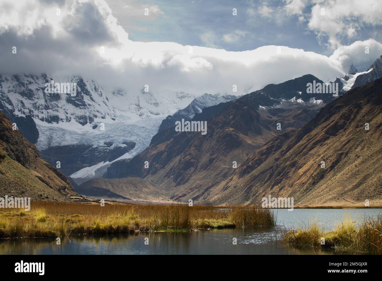 Lago nella Cordillera Huayhuash, Perù Foto Stock