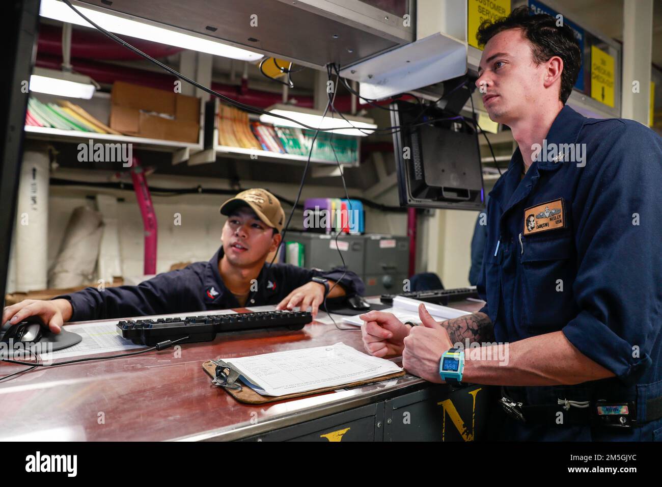 MARE DELLE FILIPPINE (17 marzo 2022) il compagno di Electrician 2nd Class Cameron Neeley, a destra, di Placerville, California, e il compagno di Machinist 3rd Class Puwanat Suebsak, di Huntington Beach, California, conducono una convalida del centro di carico a bordo della portaerei di classe Nimitz USS Abraham Lincoln (CVN 72). Abraham Lincoln Strike Group è in fase di implementazione pianificata nell'area delle operazioni della flotta 7th degli Stati Uniti per migliorare l'interoperabilità attraverso alleanze e partnership e al tempo stesso fungere da forza di risposta pronta a sostegno di una regione indomPacifico libera e aperta. Foto Stock