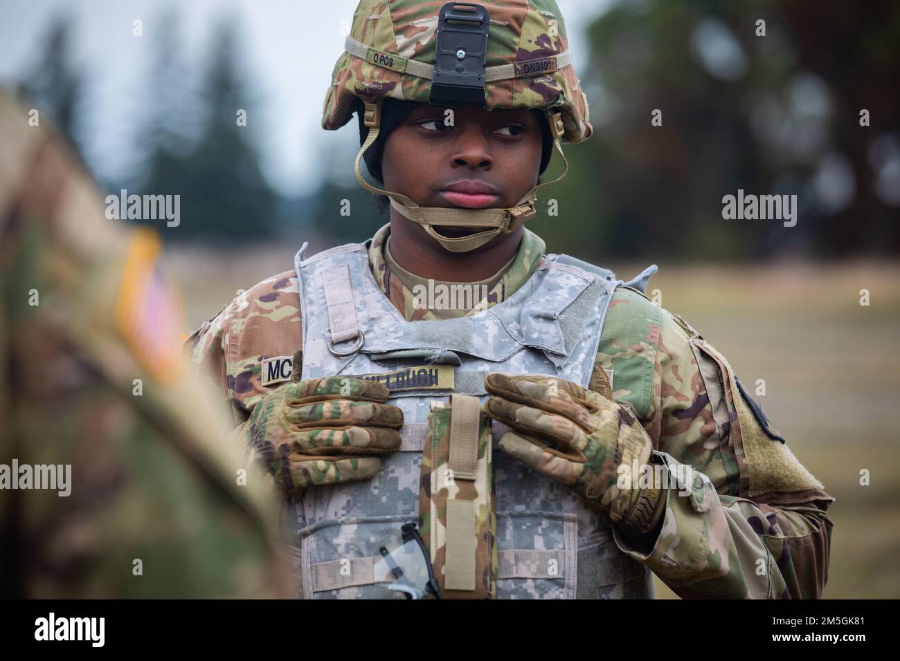 Il concorso di due giorni comprendeva un test di idoneità al combattimento dell'esercito, la navigazione terrestre, una marcia di 6 miglia e tre attività critiche di supporto religioso tattico progettate per valutare le capacità e le prestazioni dei cappellani e degli specialisti degli affari religiosi. Foto Stock