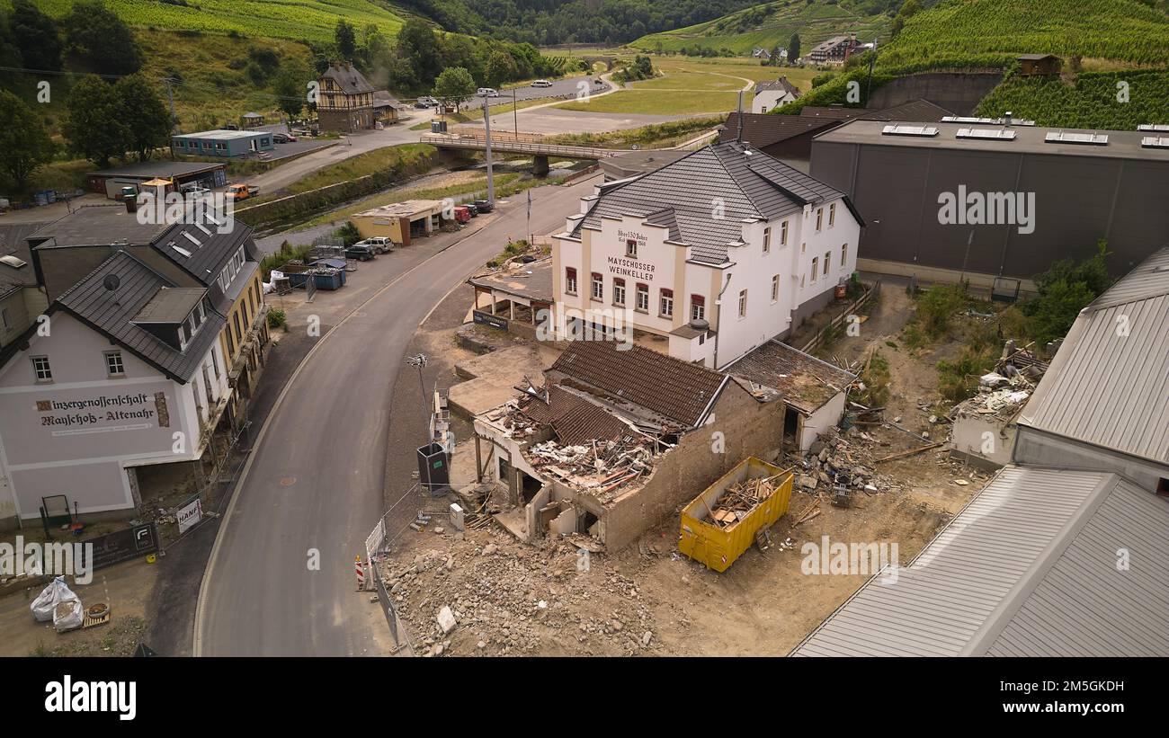 Lavori di demolizione dopo l'alluvione nella valle dell'Ahr presso la storica cooperativa dei viticoltori a Mayschoss, Renania-Palatinato, Germania Foto Stock
