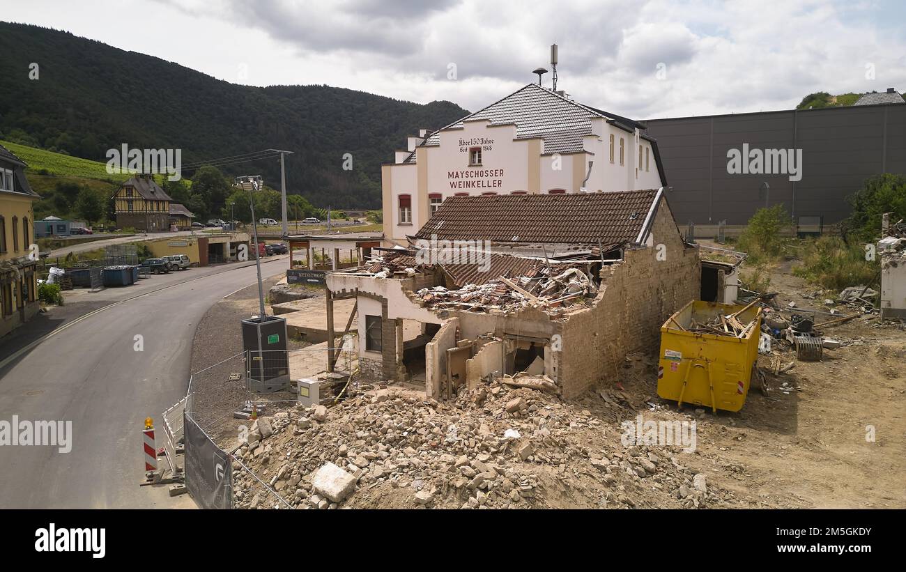 Lavori di demolizione dopo l'alluvione nella valle dell'Ahr presso la storica cooperativa dei viticoltori a Mayschoss, Renania-Palatinato, Germania Foto Stock