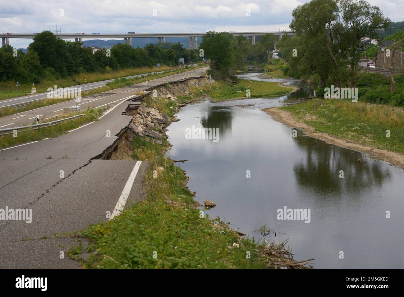Anche un anno dopo le alluvioni devastanti, la strada federale 266 nella valle Ahr vicino Heimersheim non è ancora percorribile. Heimersheim Foto Stock