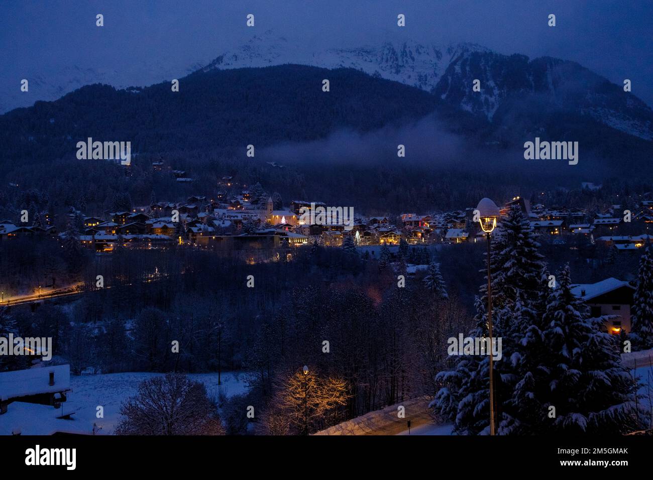 Città di Courmayeur in inverno di notte Foto Stock