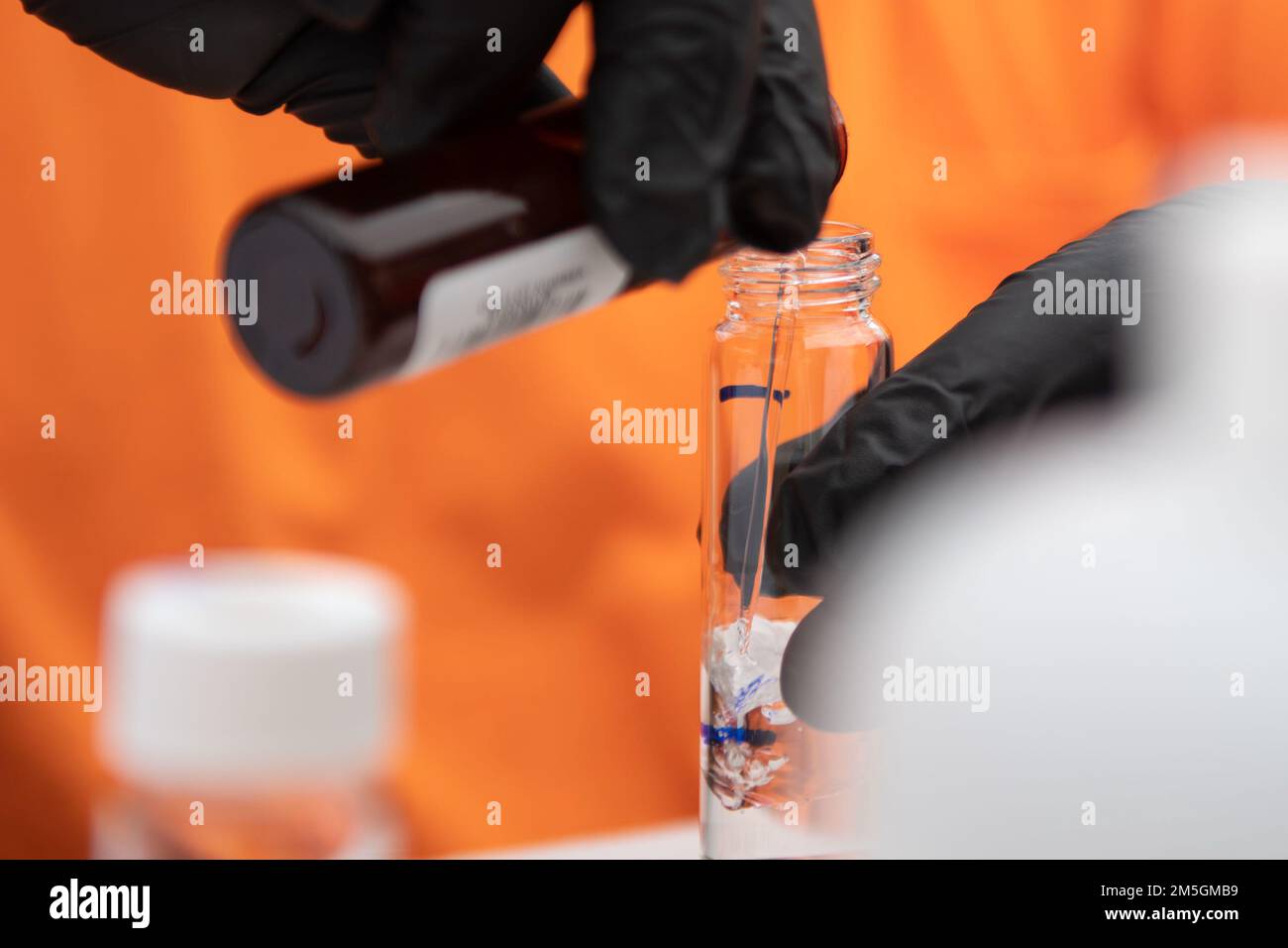 AIEA, Hawaii (17 marzo 2022) – Un appaltatore del comando Naval Facilities Engineering Systems testa un campione d'acqua come parte del monitoraggio in tempo reale presso il pozzo Red Hill. Gli Stati Uniti Navy sta lavorando a stretto contatto con il Dipartimento della Salute delle Hawaii, Stati Uniti Environmental Protection Agency e gli Stati Uniti Esercito per ripristinare l'acqua potabile sicura alle comunità abitative di Joint base Pearl Harbor-Hickam attraverso il campionamento e il lavaggio, e il recupero del pozzo di Red Hill. Per informazioni dettagliate, visitare il sito Web www.navy.mil/jointbasewater. Foto Stock