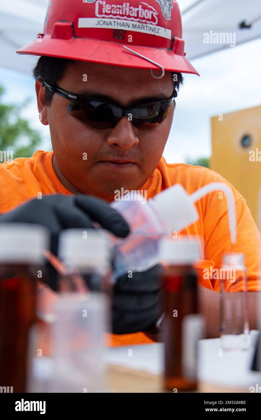 AIEA, Hawaii (17 marzo 2022) – Jonathan Martinez, un appaltatore del Naval Facilities Engineering Systems Command, testa i campioni di acqua come parte del monitoraggio in tempo reale presso il pozzo Red Hill. Gli Stati Uniti Navy sta lavorando a stretto contatto con il Dipartimento della Salute delle Hawaii, Stati Uniti Environmental Protection Agency e gli Stati Uniti Esercito per ripristinare l'acqua potabile sicura alle comunità abitative di Joint base Pearl Harbor-Hickam attraverso il campionamento e il lavaggio, e il recupero del pozzo di Red Hill. Per informazioni dettagliate, visitare il sito Web www.navy.mil/jointbasewater. Foto Stock