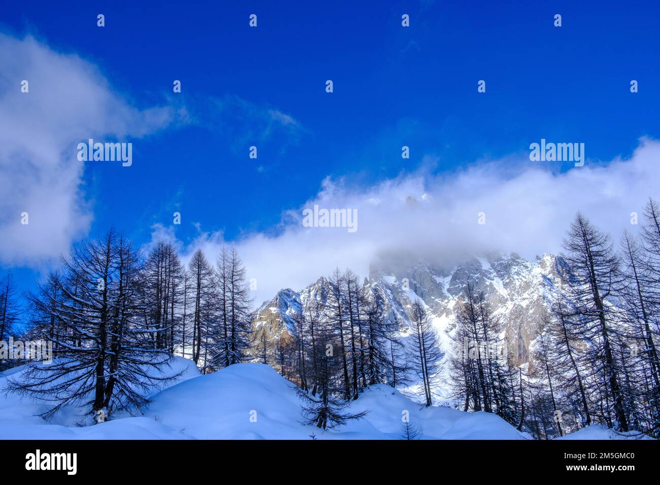 Monte Bianco nascosto dalle nuvole, Courmayeur, Valle d'Aosta, Italia Foto Stock