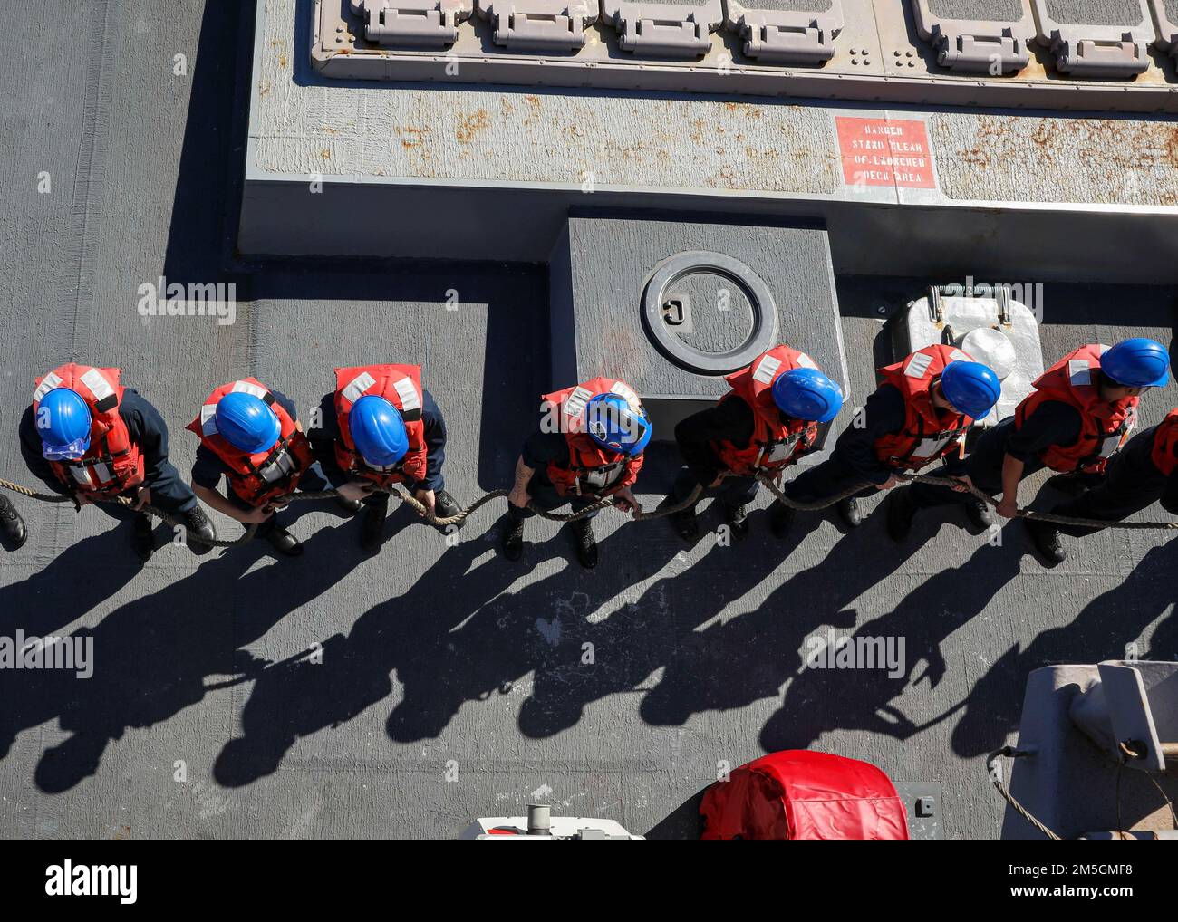 OCEANO ATLANTICO (17 marzo 2022) – i marinai slack off una linea di pescaggio durante un rifornimento in mare a bordo del cacciatorpediniere missilistico guidato di classe Arleigh Burke USS Porter (DDG 78), marzo 17. USS Porter, schierato in futuro a Rota, Spagna, sta attualmente partecipando all'esercizio della Task Force nell'area operativa della flotta degli Stati Uniti 2nd. TFEX funge da esercizio di certificazione per l'implementazione indipendente di navi ed è progettato per testare la preparazione e le prestazioni della missione in operazioni integrate. Foto Stock