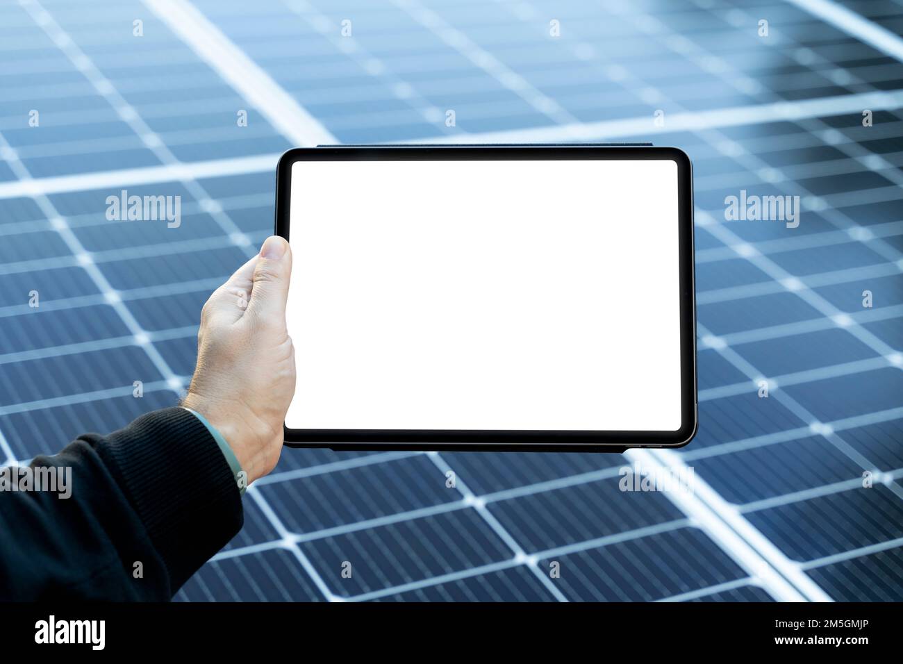 Tablet vuoto con spazio copia con alcuni pannelli solari sullo sfondo Foto Stock