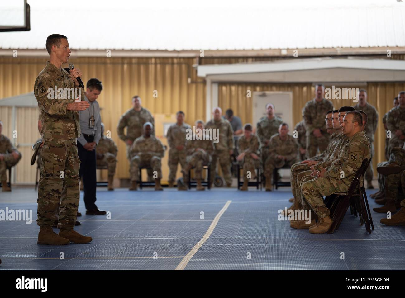 I membri della Brigata di miglioramento di manovra del 404th ascoltano il generale William Zana, comandante della Combined Joint Task Force - Corno d'Africa, dopo aver ricevuto la loro patch di combattimento, una pietra miliare militare guadagnata mentre servendo in condizioni ostili, 17 marzo 2022. I 404th soldati MEB guadagnarono le loro patch mentre si dispiegarono al CJTF-HOA, situato a Camp Lemonnier, Gibuti, l'unica base militare permanente del continente africano. Foto Stock