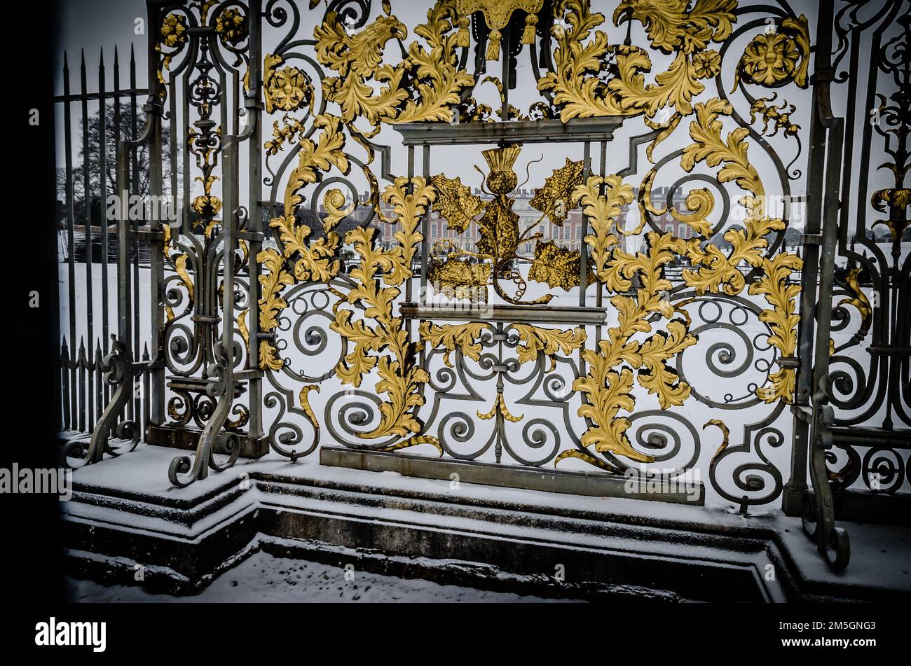 Hamton Court Gate nella neve Foto Stock