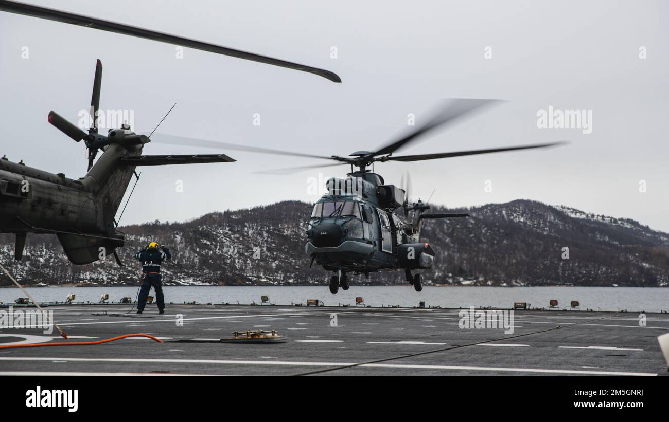 Un elicottero AS-532U2 Cougar decollerà dall'HNLMS Rotterdam durante l'esercitazione Cold Response 2022, 17 marzo 2022. L'elicottero è assegnato a 300 Squadron, Defense Helicopter Command, Royal Netherlands Air Force. Exercise Cold Response '22 è un esercizio biennale di preparazione e difesa nazionale norvegese che si svolge in tutta la Norvegia, con la partecipazione di ciascuno dei suoi servizi militari, nonché di altre 26 nazioni alleate dell'Organizzazione del Trattato del Nord Atlantico e partner regionali. Foto Stock