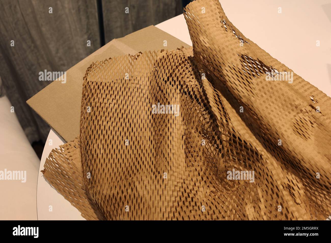 Buffer di carta Kraft sulla scatola Foto Stock