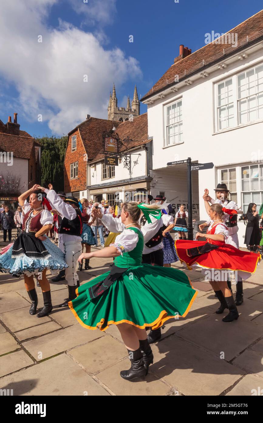 Inghilterra, Kent, Tenterden, Tenterden Annual Folk Festival, ballerini popolari sloveni in costume nazionale Foto Stock