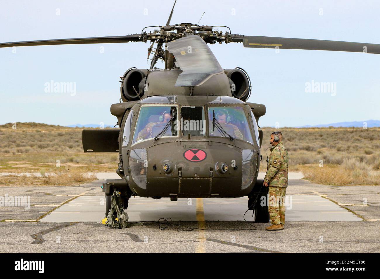 Un elicottero UH-60 Black Hawk assegnato a 2-158 Battaglione elicottero Assault, 16th Brigata Aviazione di combattimento, conduce attività prima del volo presso l'Orchard Combat Training Center il 17 marzo 2022. L'equipaggio trasportava soldati da e verso la base militare Lewis-McChord, Washington. Foto Stock