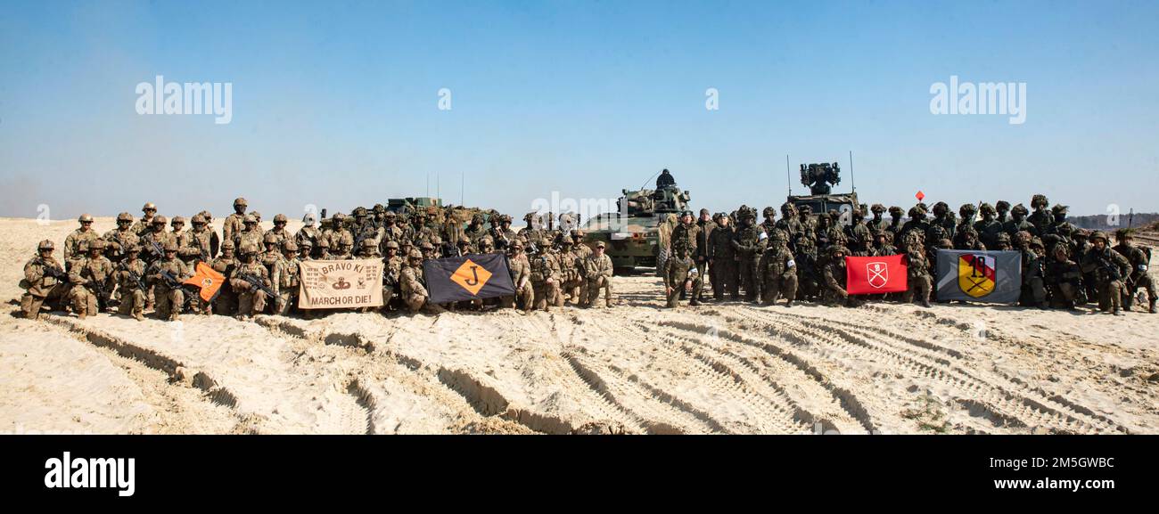 STATI UNITI I paracadutisti assegnati a 3rd Brigade Combat Team, 82nd Airborne Division e i soldati polacchi assegnati a 18th Mechanized Division si presentano per una foto di gruppo dopo un'esercitazione combinata di fuoco a Nowa Deba, Polonia, marzo 17. La 82nd Airborne Division, con sede a Fort Bragg, N.C., è stata dispiegata in Polonia come parte del forte e indefesso impegno nei confronti dei nostri alleati della NATO e rappresenta una grande opportunità per migliorare la formazione tattica e aumentare la nostra interoperabilità in tutti i settori. Foto Stock