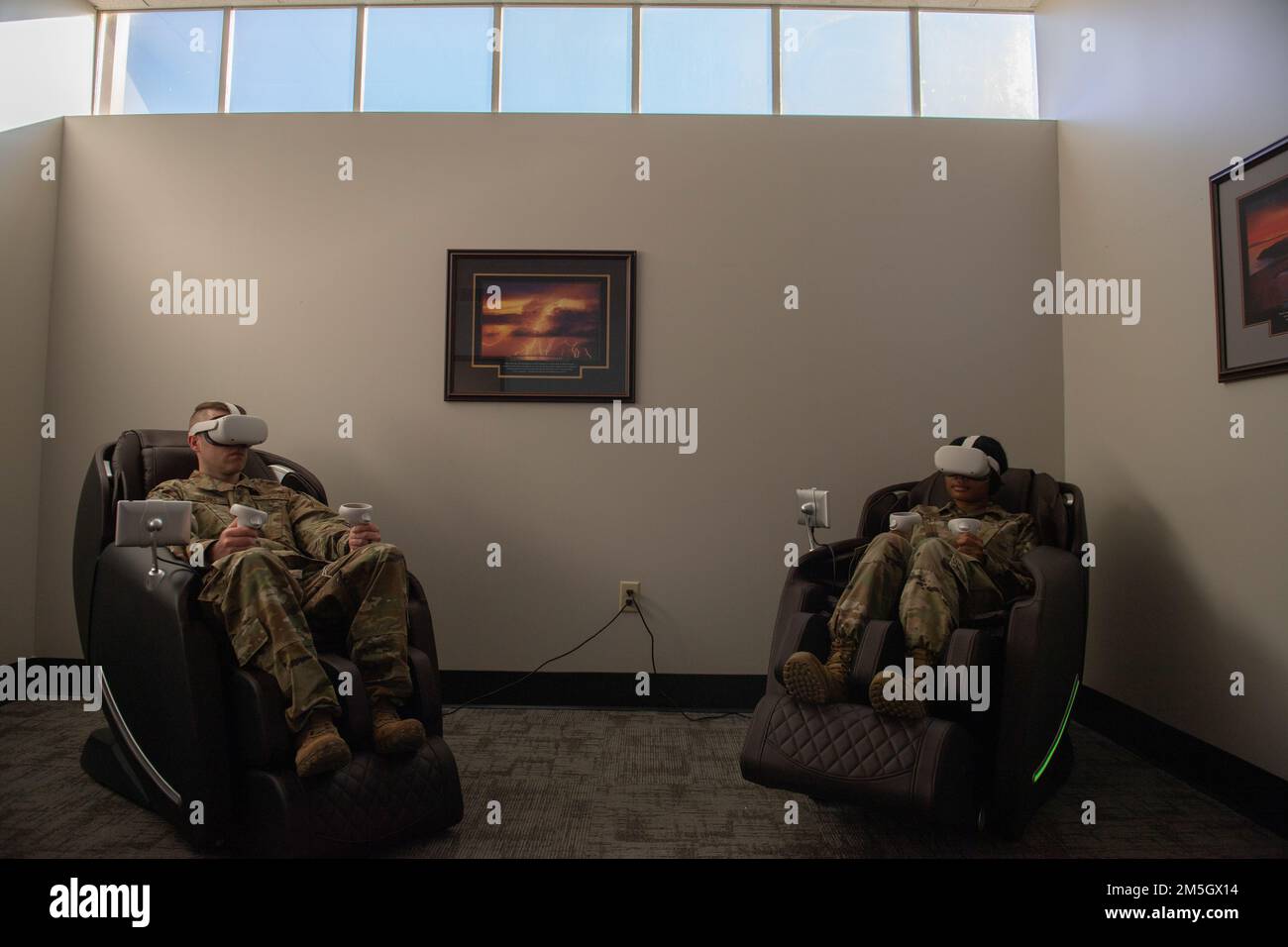 STATI UNITI Il personale dell'aeronautica Sgt. Brendan Sparks, a sinistra, e Airman 1st Class Queana Langston, 23rd Wing Religious Affairmen, conducono un training di crisi in realtà virtuale su un visore VR alla Moody Air Force base, Georgia, 17 marzo 2022. La realtà virtuale non può sostituire la formazione faccia a faccia o la formazione basata su computer, ma i membri del servizio e i coniugi chiave possono utilizzare la tecnologia insieme alle CBT per migliorare la loro capacità di gestire situazioni di crisi. Foto Stock