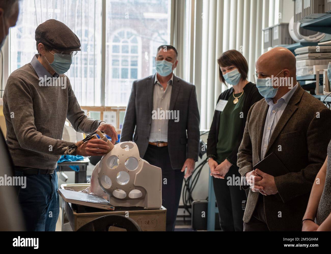 220317-GR120-1086 BOSTON (17 marzo 2022) il Dr. Jason Stockmann, assistente professore e parte del personale di ricerca del Massachusetts General Hospital e della Harvard Medical School, a sinistra, dà un tour al Master Chief Petty Officer della Marina Russell Smith, a destra, Nel corso di un orientamento sullo studio pilota sugli effetti a lungo termine dell'esposizione ripetitiva, a basso livello, alle esplosioni (RLLBE) dei membri del servizio delle forze operative speciali, chiamati ReBlast, presso il Centro di imaging biomedico Athinoula A. Martinos. STATI UNITI Special Operations Command sta conducendo gli sforzi DOD per determinare gli effetti ripetitivi a lungo termine Foto Stock