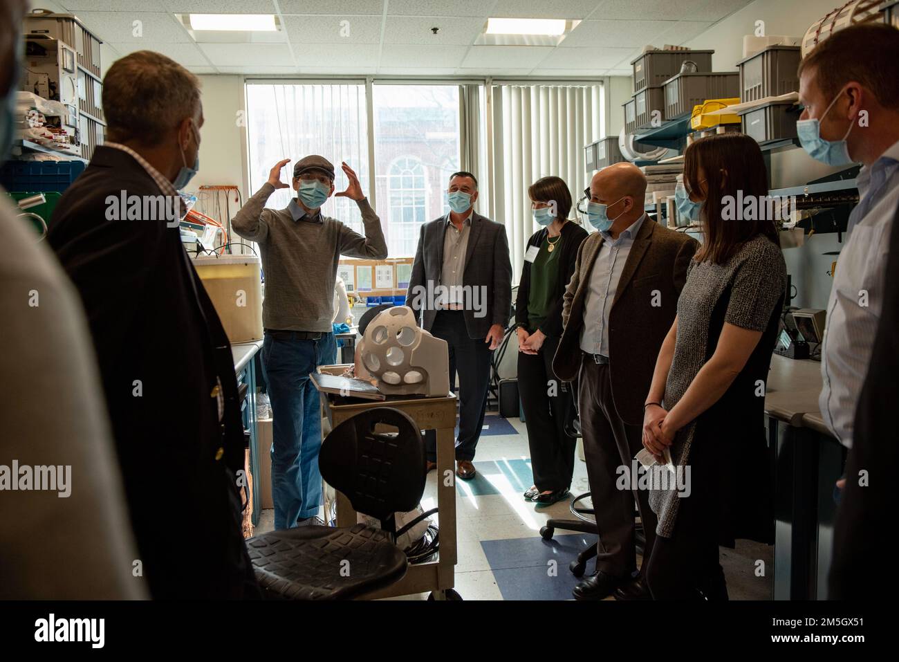 220317-GR120-1081 BOSTON (17 marzo 2022) il Dr. Jason Stockmann, assistente professore e parte del personale di ricerca presso il Massachusetts General Hospital e Harvard Medical School, al centro, dà un tour al Master Chief Petty Officer della Marina Russell Smith, destra, e il Gen. Richard D. Clarke, Stati Uniti Comandante del comando delle operazioni speciali (USSOCOM), a sinistra, durante un orientamento sullo studio pilota degli effetti a lungo termine dell'esposizione ripetuta a basso livello alle esplosioni (RLLBE) dei membri del servizio delle forze operative speciali, chiamati ReBlast, presso il Centro di imaging biomedico Athinoula A. Martinos. STATI UNITI Speciale Foto Stock