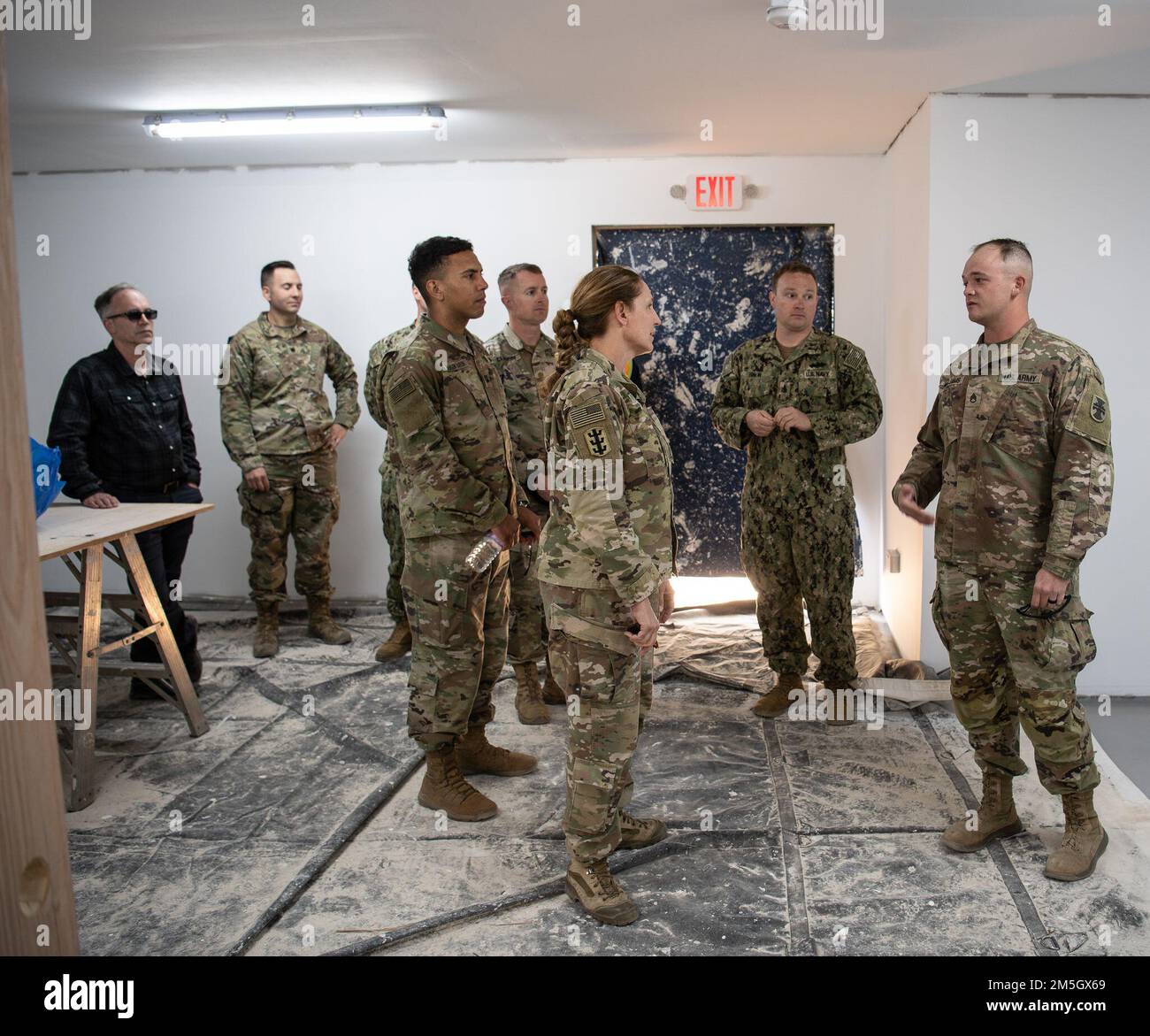 Staff Sgt. Austin Williams, Sr, ingegnere negli Stati Uniti Brigata dell'ingegnere del teatro dell'esercito, slip il Gen. Kimberly Colloton, comandante generale degli Stati Uniti Esercito corpo degli ingegneri Divisione transatlantica, sull'applicazione di un sistema hardware e software per formare e assemblare strutture in acciaio laminato a freddo per costruire edifici semi-permanenti presso Ali al Salem Air base, Kuwait, 17 marzo 2022. Il team congiunto di Navy Seabees e Army Engineers dimostra come l'utilizzo di questa moderna funzionalità consenta loro di costruire strutture di qualità più velocemente e meno costose rispetto alle tradizionali strutture con telaio in legno. Foto Stock