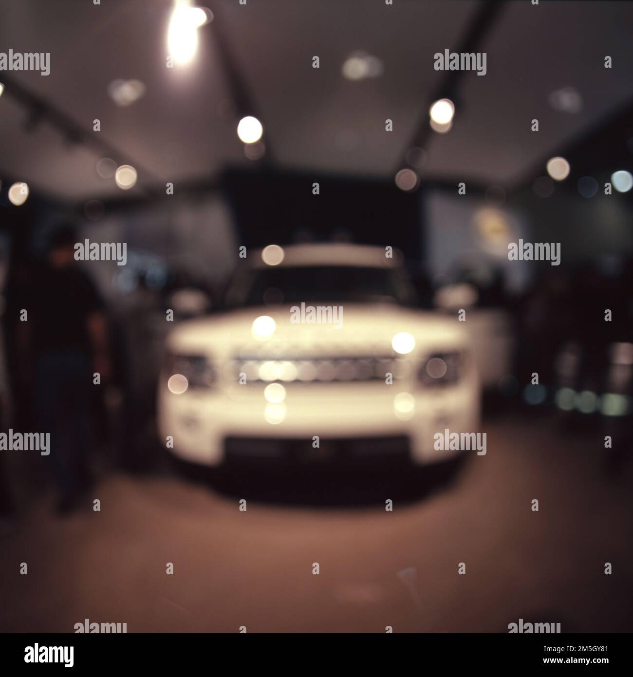 Immagine sfocata e sfocata di un'auto scattata con una fotocamera a pellicola di medio formato con obiettivo fish-eye Foto Stock