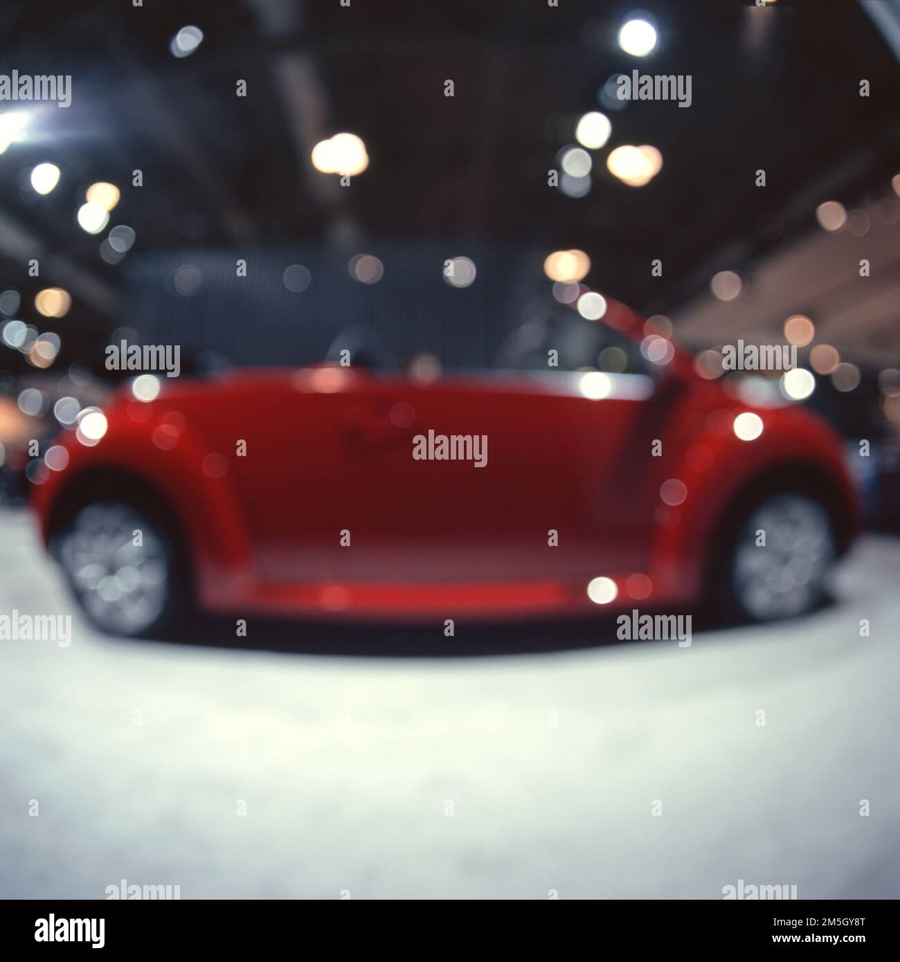 Immagine sfocata e sfocata di un'auto scattata con una fotocamera a pellicola di medio formato con obiettivo fish-eye Foto Stock