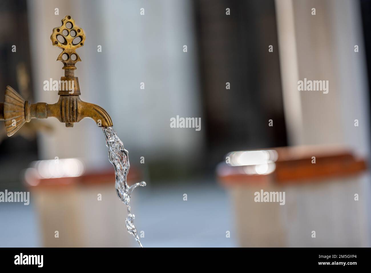 Tap di abluzione antico in stile ottomano turco presso la fontana di abluzione all'esterno della Moschea di valide Atik, Istanbul, Turchia, include il percorso di ritaglio Foto Stock