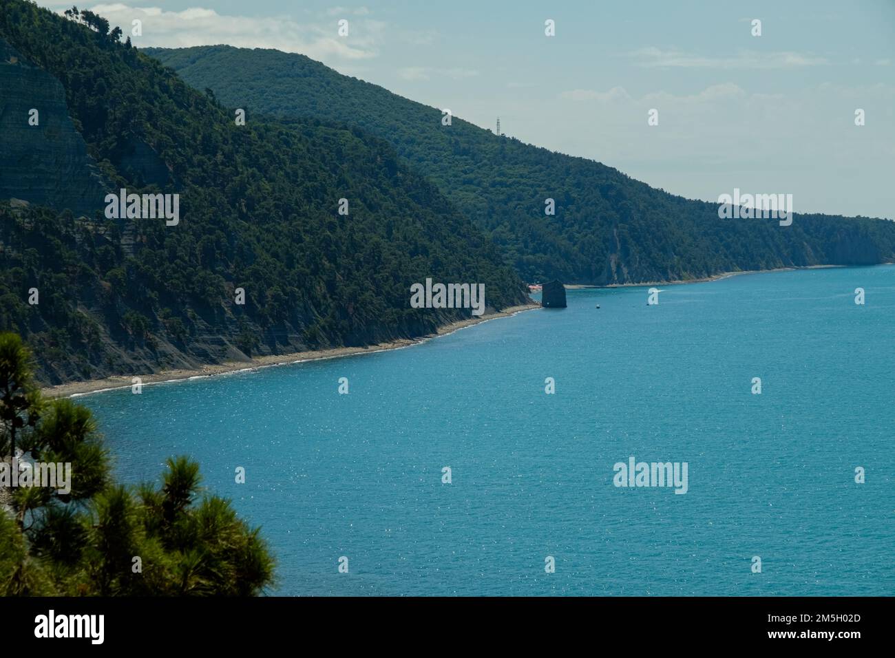 La vista frontale nel cielo mattutino è blu brillante con nuvole bianche chiare. E l'indaco profondo dell'oceano in luce del giorno. Sentirsi calmi, freschi, rilassanti. Il Foto Stock