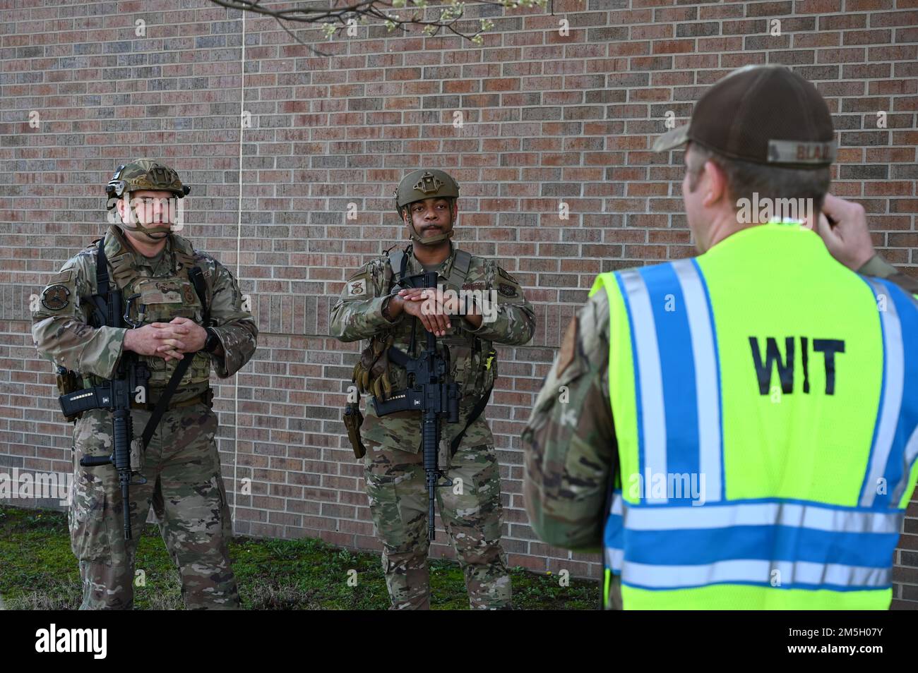 Gli aerei assegnati allo Squadrone delle forze di sicurezza 19th hanno una discussione con un membro del team di ispezione Wing durante un esercizio di risposta di emergenza presso la base aeronautica di Little Rock, Arkansas, 17 marzo 2022. LRAFB ha condotto il proprio esercizio ROCKI 22-02 con il sostegno del Federal Bureau of Investigation, del Pulaski County Sherriff’s Office e del Jacksonville Fire Department per valutare la capacità dell’ala di rispondere a varie minacce alla sicurezza. Foto Stock