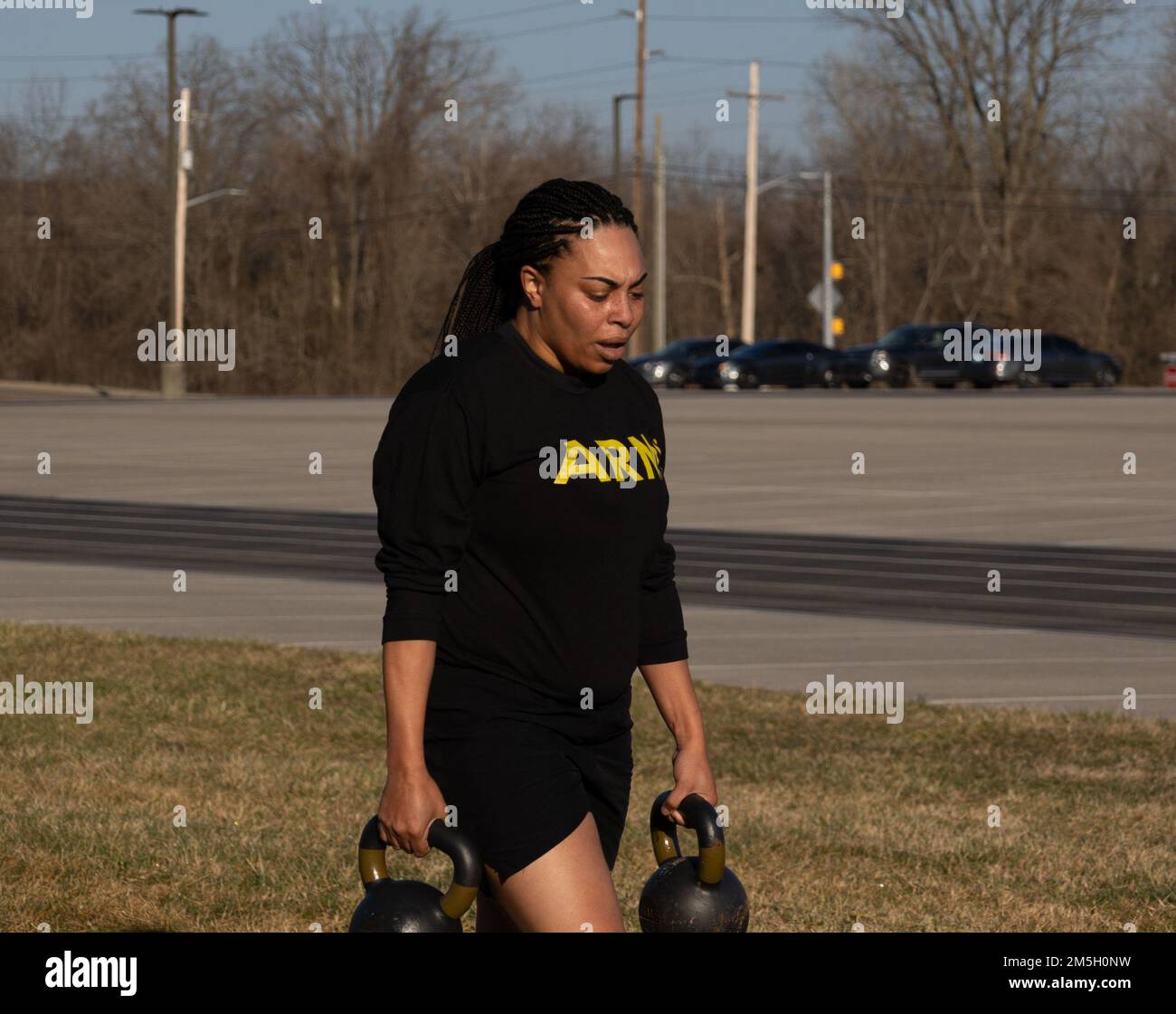 Il CPL. Lauren Wiggins, specialista tecnico di informazione, 1st Theater Sostenment Command, esegue un contadino trasportano durante una competizione di prova di idoneità di combattimento dell'esercito a Fort Knox, Kentucky, 17 marzo 2022. L'ACFT è la valutazione del dominio fisico del sistema olistico di Salute e Fitness dell'Esercito. Foto Stock Il CPL. Lauren Wiggins, specialista tecnico di informazione, 1st Theater Sostenment Command, esegue un contadino trasportano durante una competizione di prova di idoneità di combattimento dell'esercito a Fort Knox, Kentucky, 17 marzo 2022. L'ACFT è la valutazione del dominio fisico del sistema olistico di Salute e Fitness dell'Esercito. Foto Stock