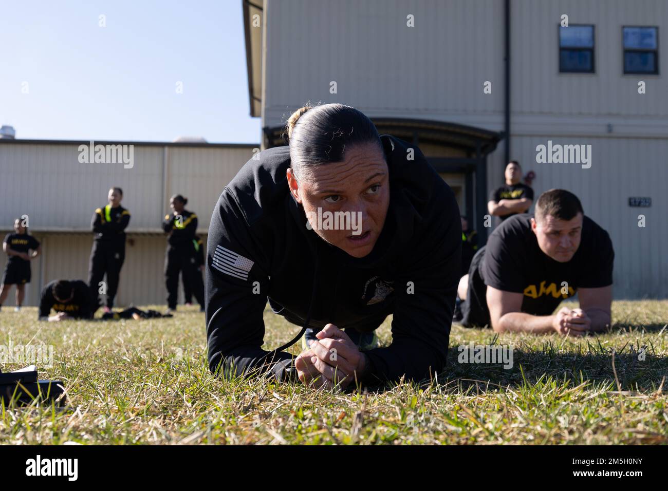 SGT. 1st Classe Joni Acevedo, responsabile operativo non commissionato, S-3, 1st Theater Sostainment Command, partecipa a una tavola durante un concorso Army Combat Fitness Test a Fort Knox, Kentucky, 17 marzo 2022. L'ACFT è la valutazione del dominio fisico del sistema olistico di Salute e Fitness dell'Esercito. Foto Stock SGT. 1st Classe Joni Acevedo, responsabile operativo non commissionato, S-3, 1st Theater Sostainment Command, partecipa a una tavola durante un concorso Army Combat Fitness Test a Fort Knox, Kentucky, 17 marzo 2022. L'ACFT è la valutazione del dominio fisico del sistema olistico di Salute e Fitness dell'Esercito. Foto Stock