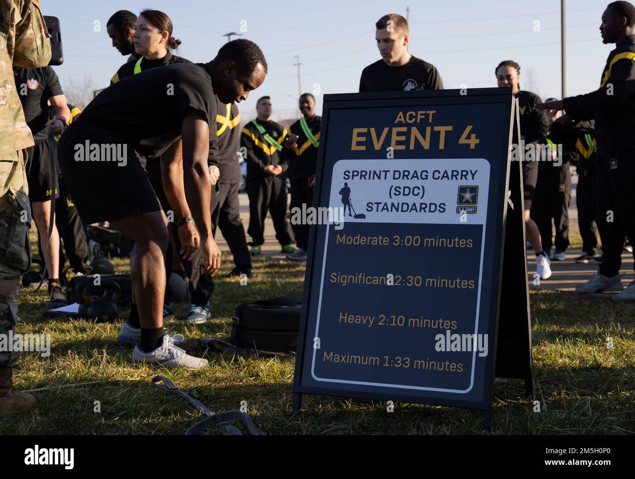 Chief Warrant Officer 2 Ra’oof Wali (a sinistra), tecnico del servizio informazioni G-6, 1st Theater Sostainment Command, si prepara a eseguire lo sprint, il drag, il carry durante un concorso Army Combat Fitness Test a Fort Knox, Kentucky, 17 marzo 2022. L'ACFT è la valutazione del dominio fisico del sistema olistico di Salute e Fitness dell'Esercito. Foto Stock Chief Warrant Officer 2 Ra’oof Wali (a sinistra), tecnico del servizio informazioni G-6, 1st Theater Sostainment Command, si prepara a eseguire lo sprint, il drag, il carry durante un concorso Army Combat Fitness Test a Fort Knox, Kentucky, 17 marzo 2022. L'ACFT è la valutazione del dominio fisico del sistema olistico di Salute e Fitness dell'Esercito. Foto Stock