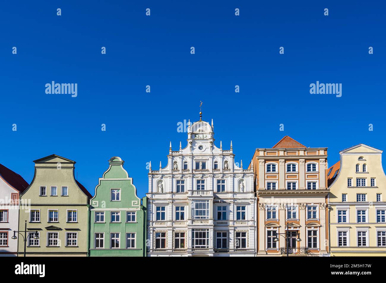 Vista di Historical Gables a Neuer Markt nella città anseatica di Rostock. Foto Stock