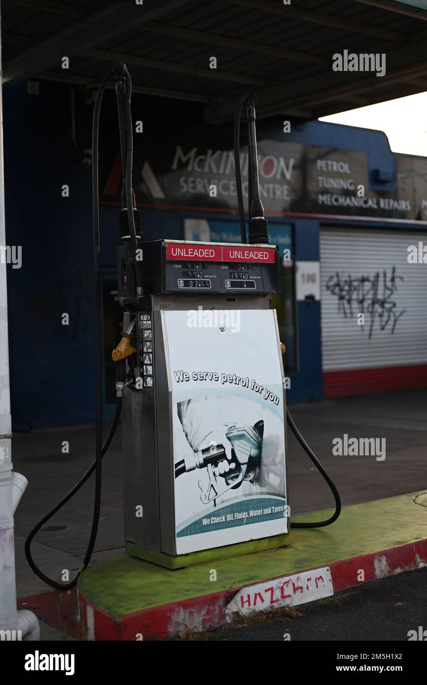 Vecchio e sbiadito benzina senza piombo bowser al McKinnon Service Centre nella periferia di Melbourne Foto Stock