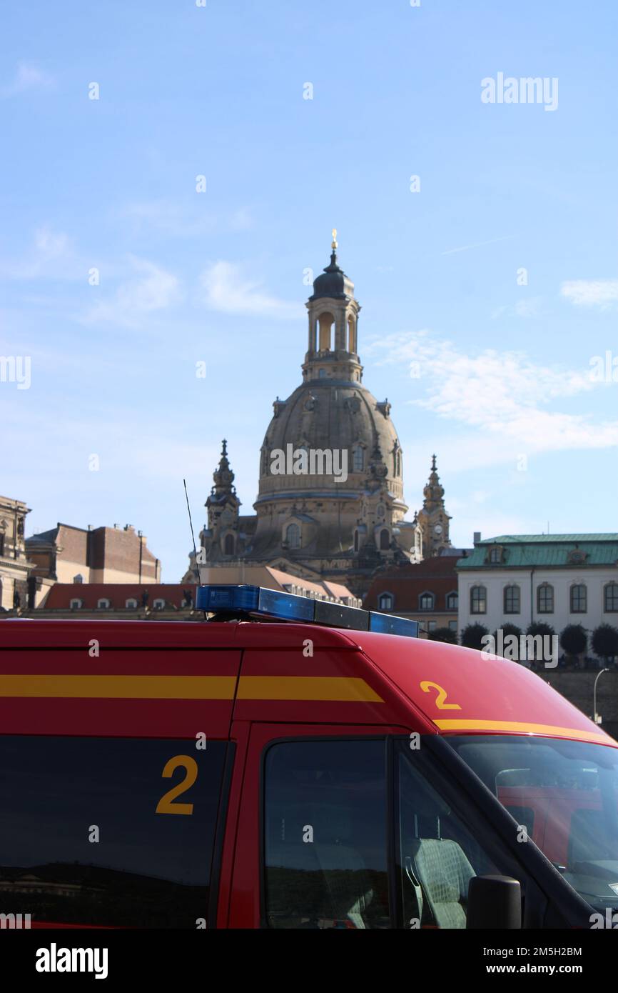 Feuerwehrfahrzeug mit Blaulicht, Frauenkirche Dresden im Hintergrund - motore antincendio con luci lampeggianti, Frauenkirche Dresden sullo sfondo Foto Stock