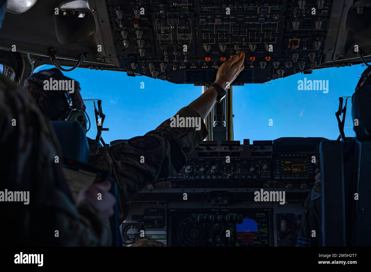 STATI UNITI Air Force Airmen con la 62nd Airlift Wing vola dalla base congiunta Lewis-McChord, Washington, alla base congiunta Emendorf-Ridchardson, Alaska, 17 marzo 2022, come parte dell'esercizio Rainer War 22A. Rainier War è un esercizio semiannuale di grande preparazione condotto dalla 62nd Airlift Wing. È stato progettato per formare gli equipaggi aerei in scenari realistici che supportano operazioni di disponibilità a spettro completo contro le minacce moderne e replicano le operazioni di emergenza odierne. Foto Stock