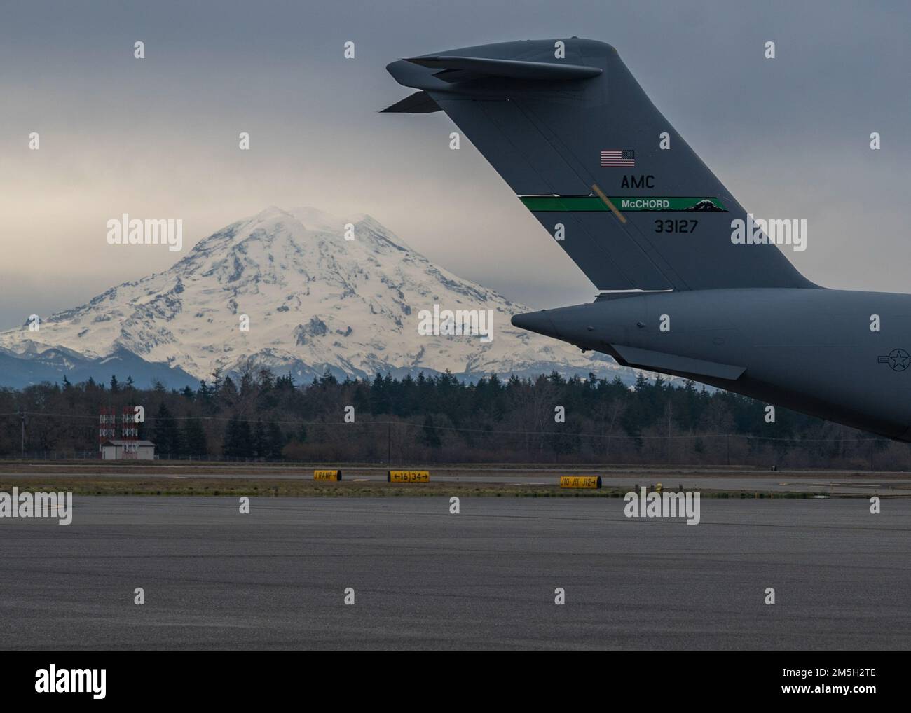 Un C-17 Globemaster III si prepara al decollo durante l'esercitazione Rainier War 22A presso la Joint base Lewis-McChord, Washington, 17 marzo 2022. Rainier War 22A esercitò e valutò la capacità dell'ala di impiegare la forza e la loro capacità di eseguire durante le operazioni di guerra e/o di contingenza in un ambiente ad alta intensità, conteso in tempo di guerra, degradato e limitato dal punto di vista operativo, sostenendo le operazioni di contingenza contro un avversario vicino ai pari. Foto Stock