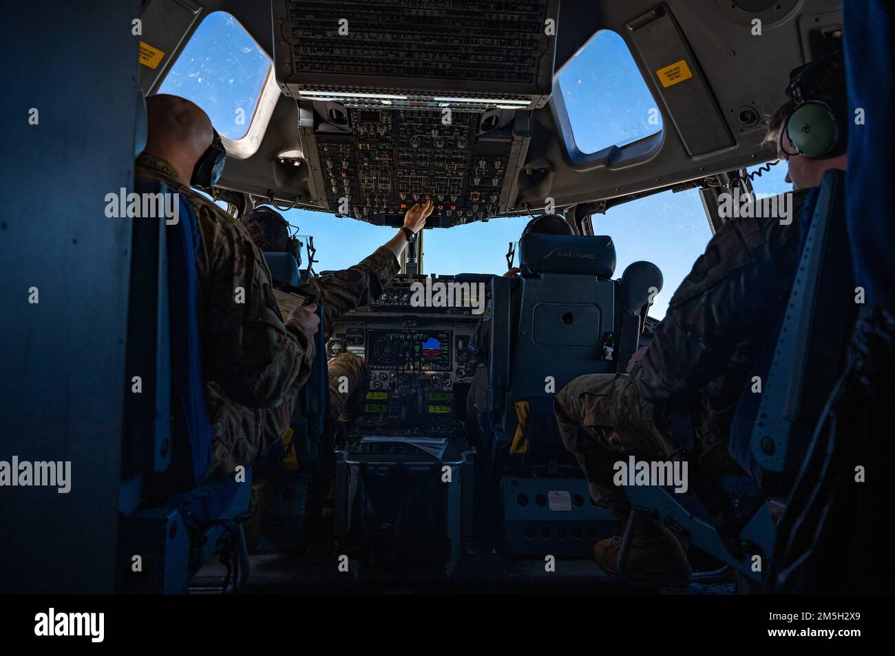 STATI UNITI Air Force Airmen con la 62nd Airlift Wing vola dalla base congiunta Lewis-McChord, Washington, alla base congiunta Emendorf-Ridchardson, Alaska, 17 marzo 2022, come parte dell'esercizio Rainer War 22A. Rainier War è un esercizio semiannuale di grande preparazione condotto dalla 62nd Airlift Wing. È stato progettato per formare gli equipaggi aerei in scenari realistici che supportano operazioni di disponibilità a spettro completo contro le minacce moderne e replicano le operazioni di emergenza odierne. Foto Stock