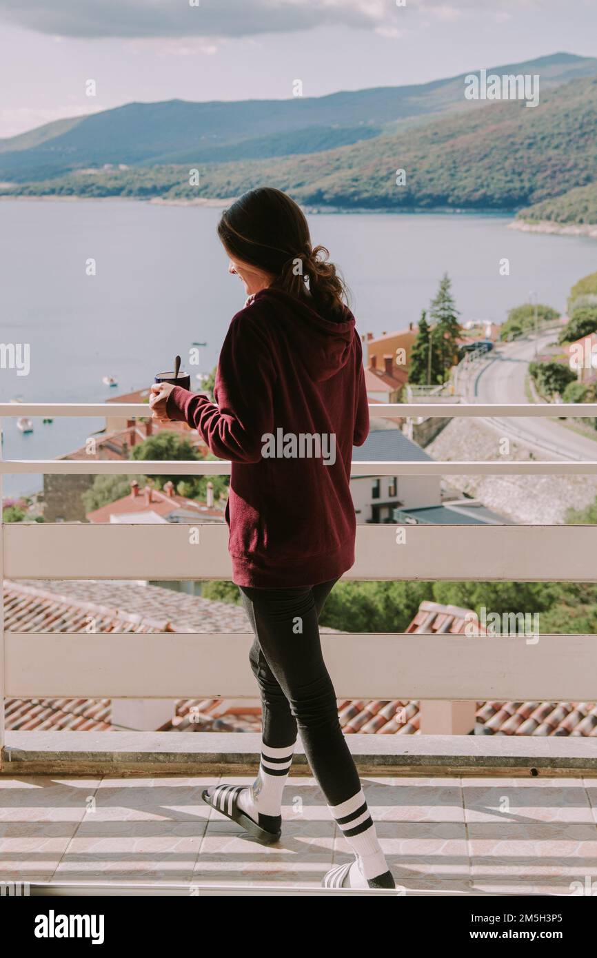 Ragazza sulla terrazza Foto Stock