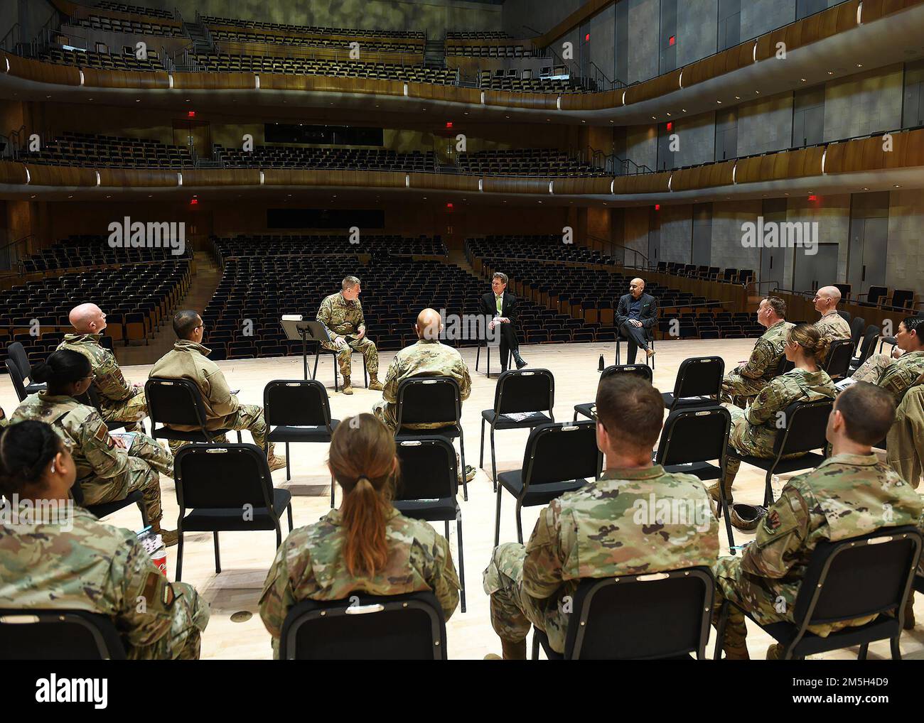 Circa 55th dirigenti di Wing e il personale del Judge Advocate ascoltano il serio Richardson e Ankush Kumar Bahl, maestros sinfonici di Omaha, durante un discorso di leadership del 17 marzo 2022, all'Holland Performing Arts Center di Omaha, Nebraska. I maestros hanno condotto un panel per il personale Offutt sull'importanza di guidare team diversi, di guidare gli altri, dell'equilibrio familiare e del valore dell'inclusione intenzionale all'interno e all'esterno delle loro organizzazioni. Foto Stock