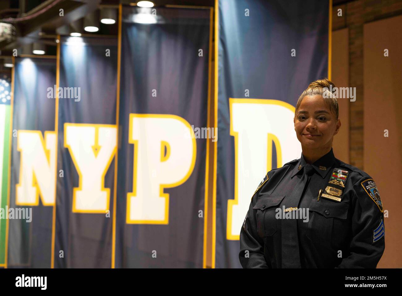 STATI UNITI Lynda Chervoni, veterano della Marina e dipartimento di polizia di New York, posa per una fotografia presso il quartier generale del dipartimento di polizia di New York, 17 marzo 2022. Foto Stock
