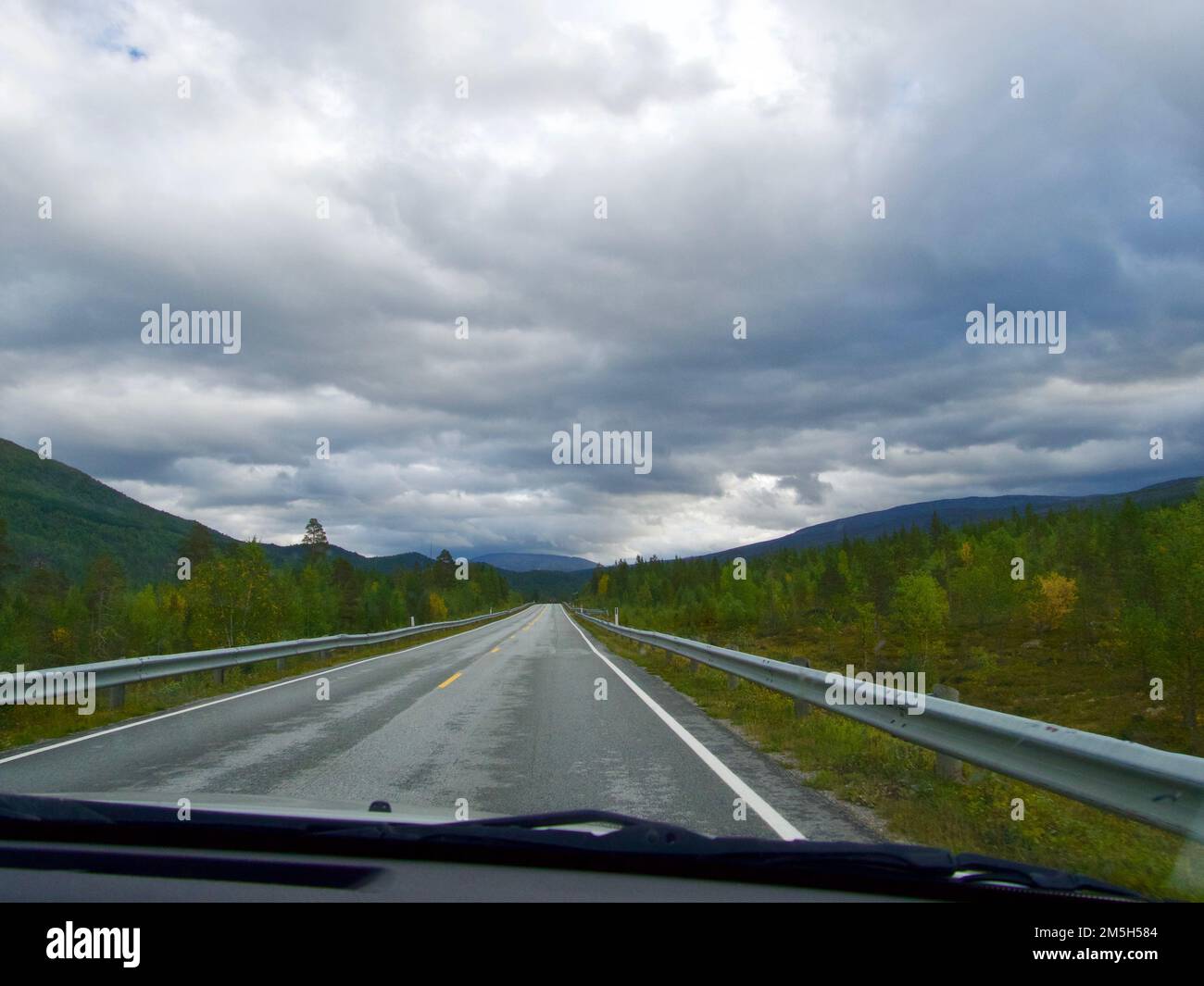 Strada nel nord della Norvegia montagne in estate Foto Stock