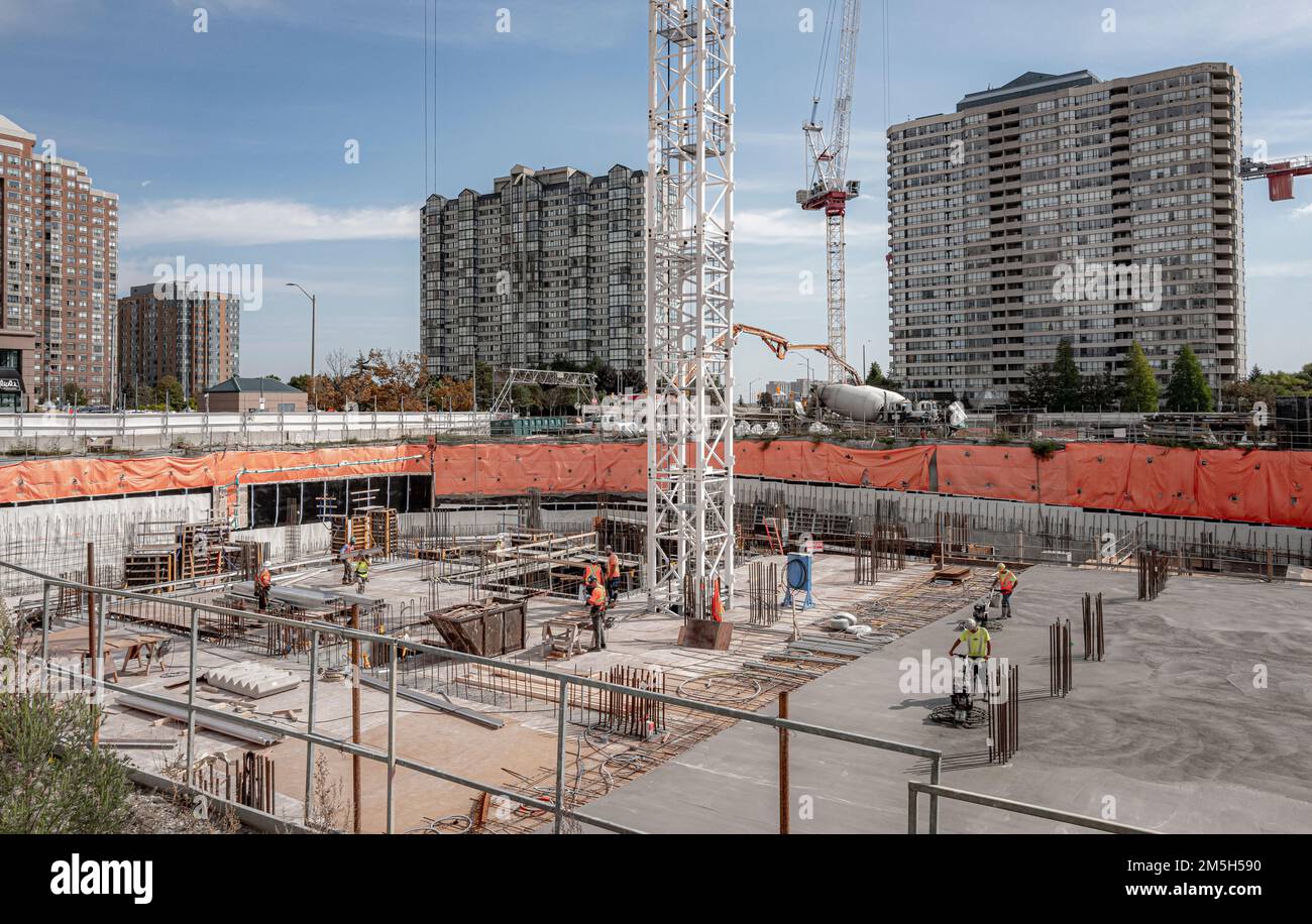 Ampia visione dell'attività dei lavoratori nella costruzione di fondazioni Mississauga - Toronto edifici Foto Stock