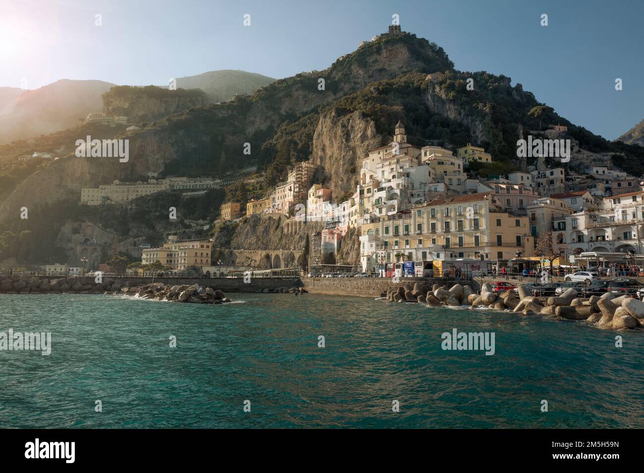 Amalfi - Italia - circa Marzo 2022. Vista sulla Costiera Amalfitana nella regione Campania vicino al Golfo di Salerno. Foto Stock