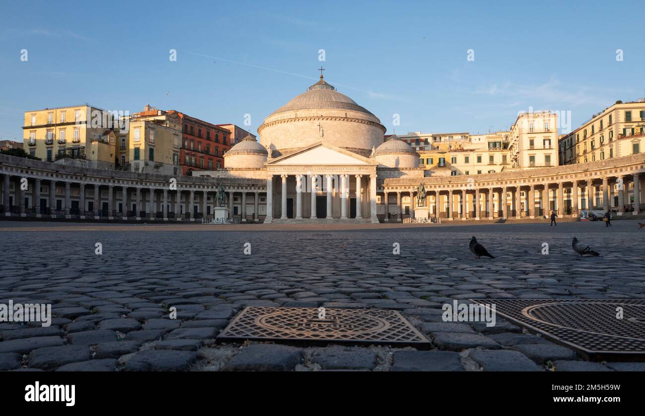Napoli - Italia - circa Marzo 2022. Vista mattutina della Basilica di San Francisco de Paula in stile neoclassico in Piazza Plebiscite. Foto Stock