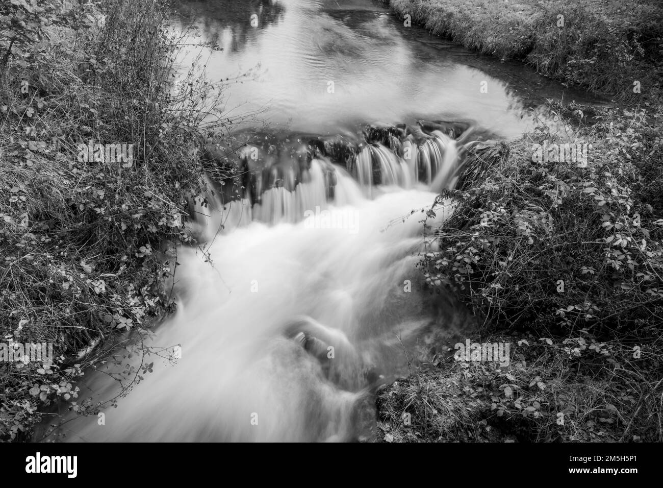 Lunga esposizione della cascata al Robbers Bridge nel Parco Nazionale di Exmoor Foto Stock