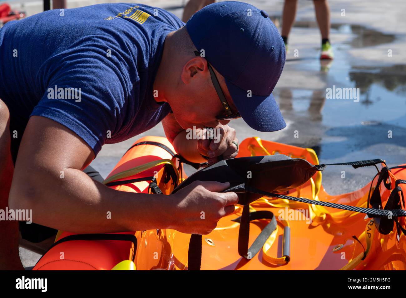 220317-N-EV253-1034 SAN DIEGO (17 marzo 2022) – Naval Aircrewman (Elicottero) Sean Gentel 2nd Classe, assegnato al responsabile delle operazioni navali (CNO) Search and Rescue Model Manager (SARMM) componente di Helicopter Sea Combat Squadron (HSC) 3, prepara il cuscino gonfiabile per il petto su un sistema di flottazione rapida SKEDCO, un apparato di recupero del personale progettato per fornire un rapido recupero dell'acqua durante test tattici, tecnici e procedurali. Lo scopo dell'evoluzione era quello di valutare l'efficacia dell'utilizzo del sistema di galleggiamento delle lettiere SKEDCO, utilizzato principalmente nelle operazioni di ricerca e salvataggio via terra (SAR) Foto Stock