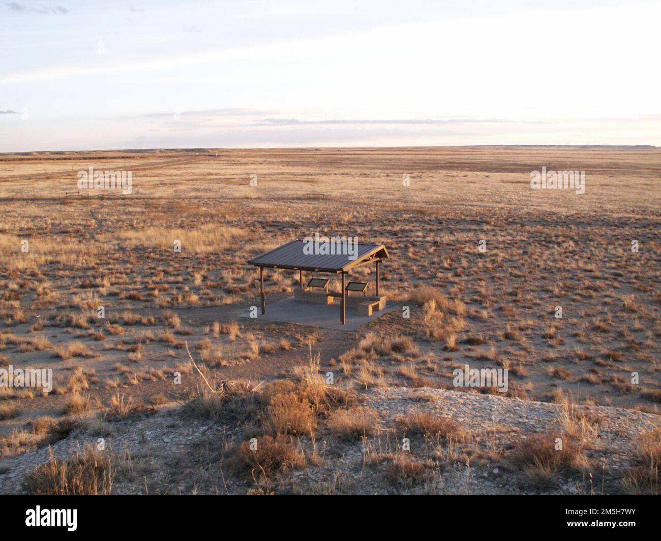 Sentiero Santa Fe - Lofty Vista dei segni interpretativi. Da lontano i segni interpretativi, circondati dalle praterie nazionali delle Comanche, appaiono molto piccoli. Località: Comanche National Grasslands, Colorado (37,839° N 103,748° W) Foto Stock